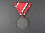 Medaile červeného kříže 3. třídy, zinek, na trojůhelníkové stuze