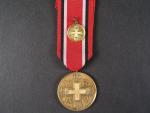 Medaile červeného kříže 3. třídy, zlacený bronz + miniatura