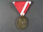 Bronzová jubilejní dvorní medaile na stuze pro vojáky, chybí štítek na stuze