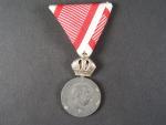 Stříbrná vojenská záslužná medaile Signum Laudis F.J.I., postříbřený zinek, nová stuha