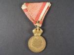 Vojenská záslužná medaile Signum Laudis F.J.I., zlacený bronz, hrubý vous, původní voj. stuha s meči