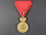 Vojenská záslužná medaile Signum Laudis F.J.I., zlacený bronz, původní civilní stuha