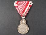 Stříbrná vojenská záslužná medaile Signum Laudis Karel, Ag, původní voj. stuha