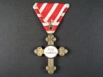 Záslužný kříž pro vojenské duchovní I.stupeň, pozlacené Ag, výroba V. Mayer, původní vojenská stuha