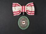 Stříbrná čestná medaile Za zásluhy o Červený Kříž s válečnou dekorací na dámské stuze, Ag