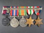 Spojka vyznamenání, Hvězda 1939-45, hvězda Itálie, Medaile obrany, Válečná medaile, Medaile za dlouhodobou a vzornou službu u letectva na jméno SGT.T.J.MOORE.R.A.F.