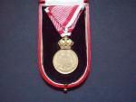 Vojenská záslužná medaile Signum Laudis F.J.I., zlacený bronz, nova stuha + orig. etue