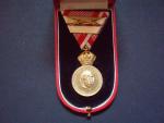 Vojenská záslužná medaile Signum Laudis F.J.I., zlacený bronz, puvodni stuha  s meci + orig. etue, originalni stitky znaceny ZIMBLER WIEN