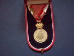 Vojenská záslužná medaile Signum Laudis F.J.I., zlacený bronz, puvodni stuha  s meci + orig. etue, originalni stitky znaceny ZIMBLER WIEN