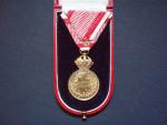 Vojenská záslužná medaile Signum Laudis F.J.I., zlacený bronz, orig.etue