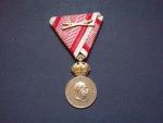 Vojenská záslužná medaile Signum Laudis F.J.I., zlacený bronz s meci