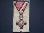 Stříbrný záslužný kříž s korunou (Ag), na původní válečné stuze, Rudolfova koruna, etue