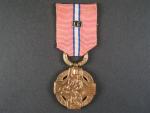Československá revoluční medaile varianta s podpisem medailera, na stuze štítek LE