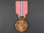 Československá revoluční medaile varianta s podpisem medailera, na stuze štítek LE