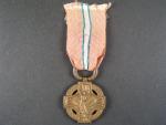 Československá revoluční medaile varianta s podpisem medailera, na stuze štítek BACHMAČ a č. 2