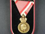 Vojenská záslužná medaile Signum Laudis F.J.I., zlacený bronz + orig. etue