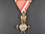 Zlatý Záslužný kříž s korunou, zlacený bronz, původní stužka, výrobce W. Kunz, pošk. smalt v koruně na reversu