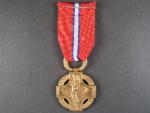 Československá revoluční medaile, těžký typ, varianta s podpisem medailera se štítkem ALSACE, lipovou ratolestí a číslem 21