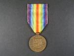 Československá medaile za vítězství s podpisem medailéra