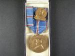 Pamětní medaile 12. střeleckého pluku gen. M.R.Štefánika + odznak Levice 1948 + etue