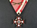 Vojenský záslužný kříž III. třídy s vál. dekorací, Ag, na vál. stuze s meči