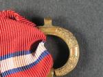 Československá revoluční medaile, Pařížské vydání, neodseknuté ouško na závěsném kruhu se štítky ALSACE a 39
