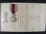 Stříbrná medaile krále Karla IV - Za věrnost a branné zásluhy + dekret zastřižený