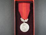 Medaile - Za zásluhy o obranu vlasti - ČSR, etue