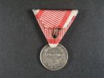 Medaile za statečnost II. třídy, postříbřená bronz, původní vojenská stuha s meči, vydání 1917 - 1918