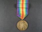 Medaile vítězství, na hraně opis, 352727 GNR. H. G. HANNAM R. A.