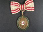 Bronzová čestná medaile Za zásluhy o Červený Kříž s válečnou dekorací na dámské stuze