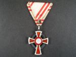 Za zásluhy červený kříž, kříž II. stupně s válečnou dekorací