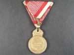 Rakouská vejenská záslužná medaile - SIGNUM LAUDIS bronzová Karel I., původní vojenská stuha