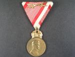 Rakouská vejenská záslužná medaile - SIGNUM LAUDIS bronzová Karel I., původní vojenská stuha s meči
