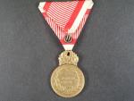 Rakouská vejenská záslužná medaile - SIGNUM LAUDIS bronzová Karel I., původní vojenská stuha s meči