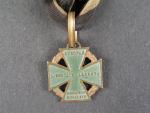 Armádní kříž z let 1813 - 1814 zvaný dělový, zachovalý zelený lak, původní prstenec a původní stuha, značený na závěsu