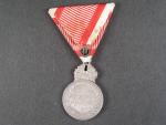 Stříbrná vojenská záslužná medaile Signum Laudis Karel, Ag, původní voj. stuha s meči
