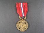 Československá revoluční medaile, těžký typ, varianta s podpisem medailera, číslem 8