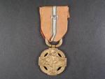 Československá revoluční medaile, těžký typ, varianta s podpisem medailera, číslem 31