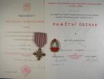 Pamětní odznak partyzánské skupiny Štramberk poškozený šroub + dekret a čs válečný kříž 1939 + dekret
