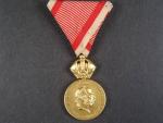 Vojenská záslužná medaile Signum Laudis F.J.I., zlacený bronz, původní voj. stuha, varianta