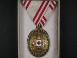 Bronzová čestná medaile za zásluhy o červený kříž s válečnou dekorací + originální etue, poškozená