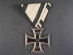 Železný kříž II.tř., na původní trojúhelníkové stuze, pro civilní osoby, na kroužku značen písmenem H