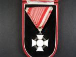 Vojenský záslužný kříž III. třídy s vál. dekorací, Ag, originální etue