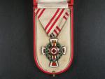 Čestné vyznamenání Za zásluhy o Červený Kříž s válečnou dekorací II. tř., Ag, orig. etue, mírně poškozený smalt na horním rameni