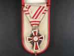 Čestné vyznamenání Za zásluhy o Červený Kříž s válečnou dekorací II. tř., Ag, orig. etue, mírně poškozený smalt na horním rameni
