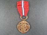 Československá revoluční medaile dutá varianta s podpisem medailera, s tenčím závěsem