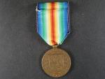 Československá medaile za vítězství s podpisem medailéra + dekret
