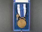 Československá vojenská medaile Za zásluhy, bronzová + miniatura a etue