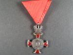 Stříbrný záslužný kříž s korunou (Ag), výrobce Wilhelm Kunz, na původní civilní stuze